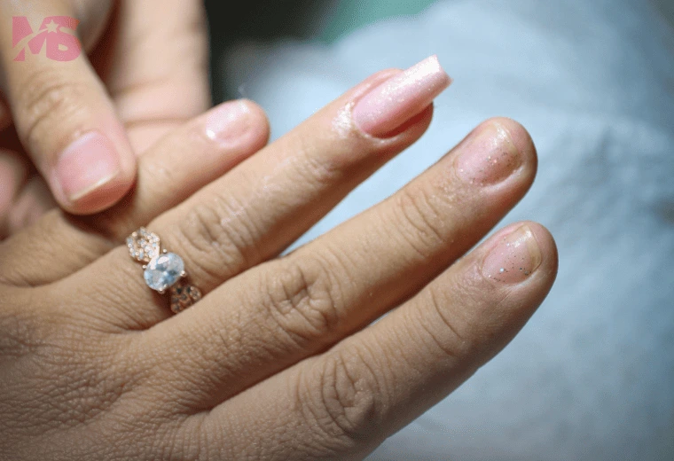unhas com efeito glazed discreto