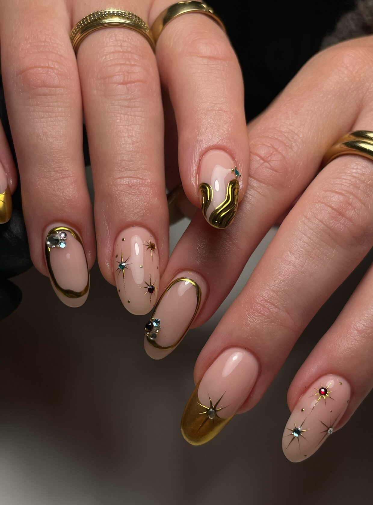 Unhas elegantes 2025 mocha mousse