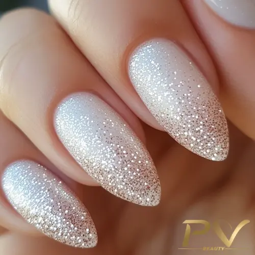 Unhas minimalistas com brilho gel
