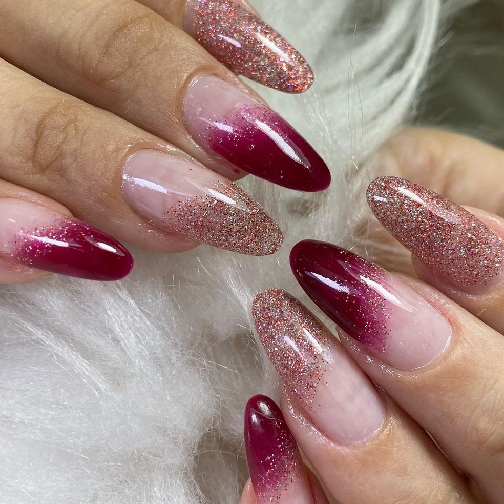unhas em gel vinho com glitter