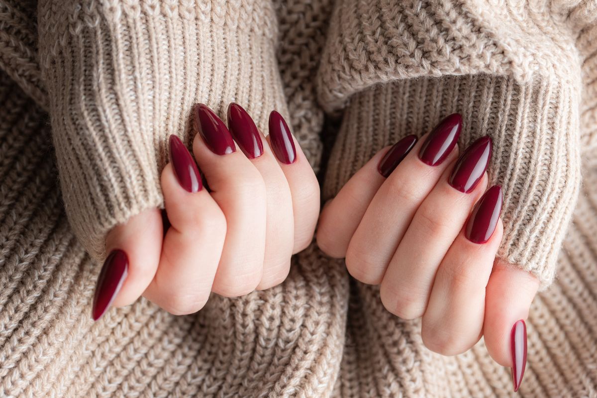 unhas em gel vinho com dourado
