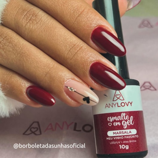 unhas em gel vinho mate
