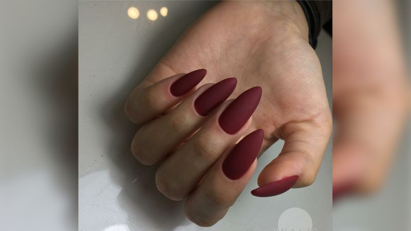 unhas em gel vinho com glitter