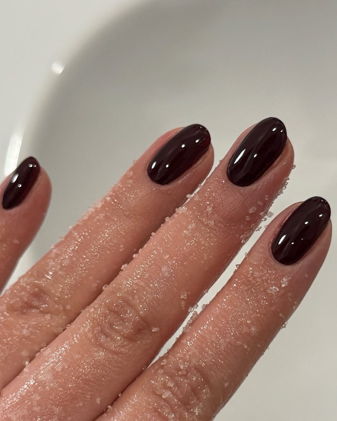unhas em gel vinho amendoado