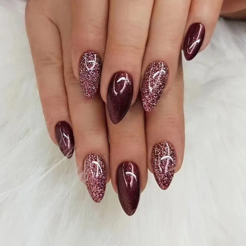 unhas em gel vinho com pedrarias