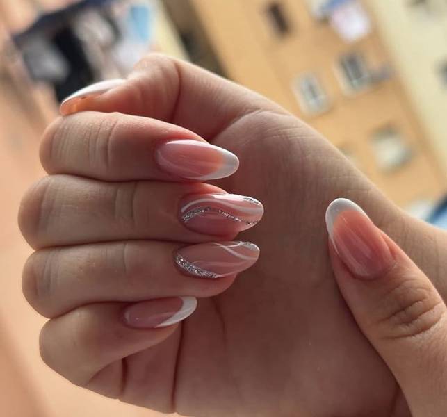 unhas em gel quadrada curta delicada