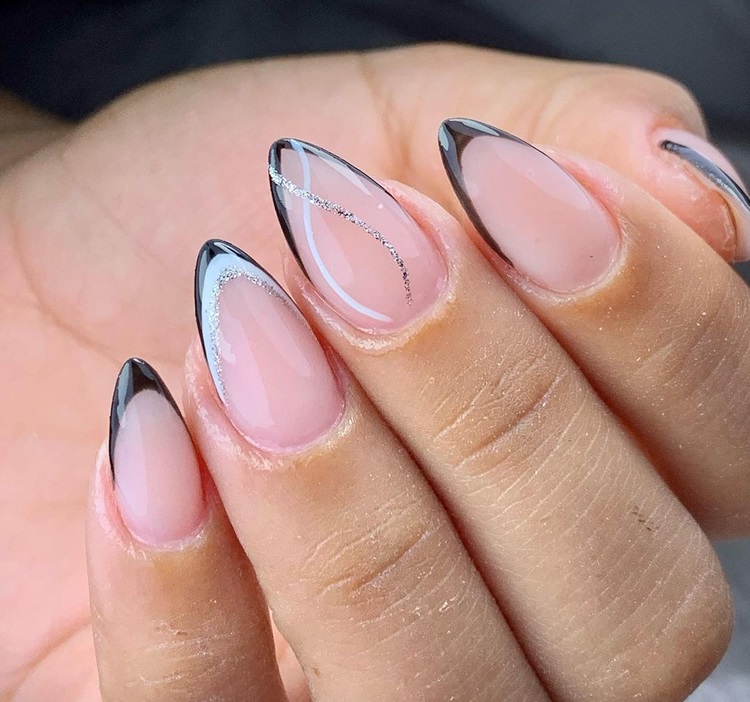 francesinha preta em unhas curtas