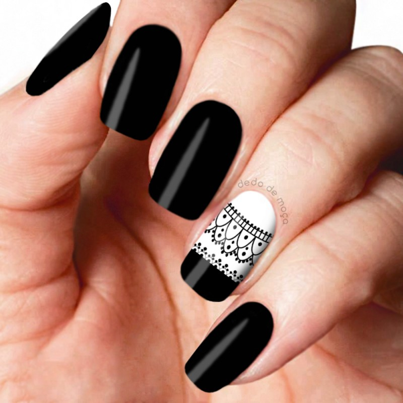 francesinha preta em unhas curtas
