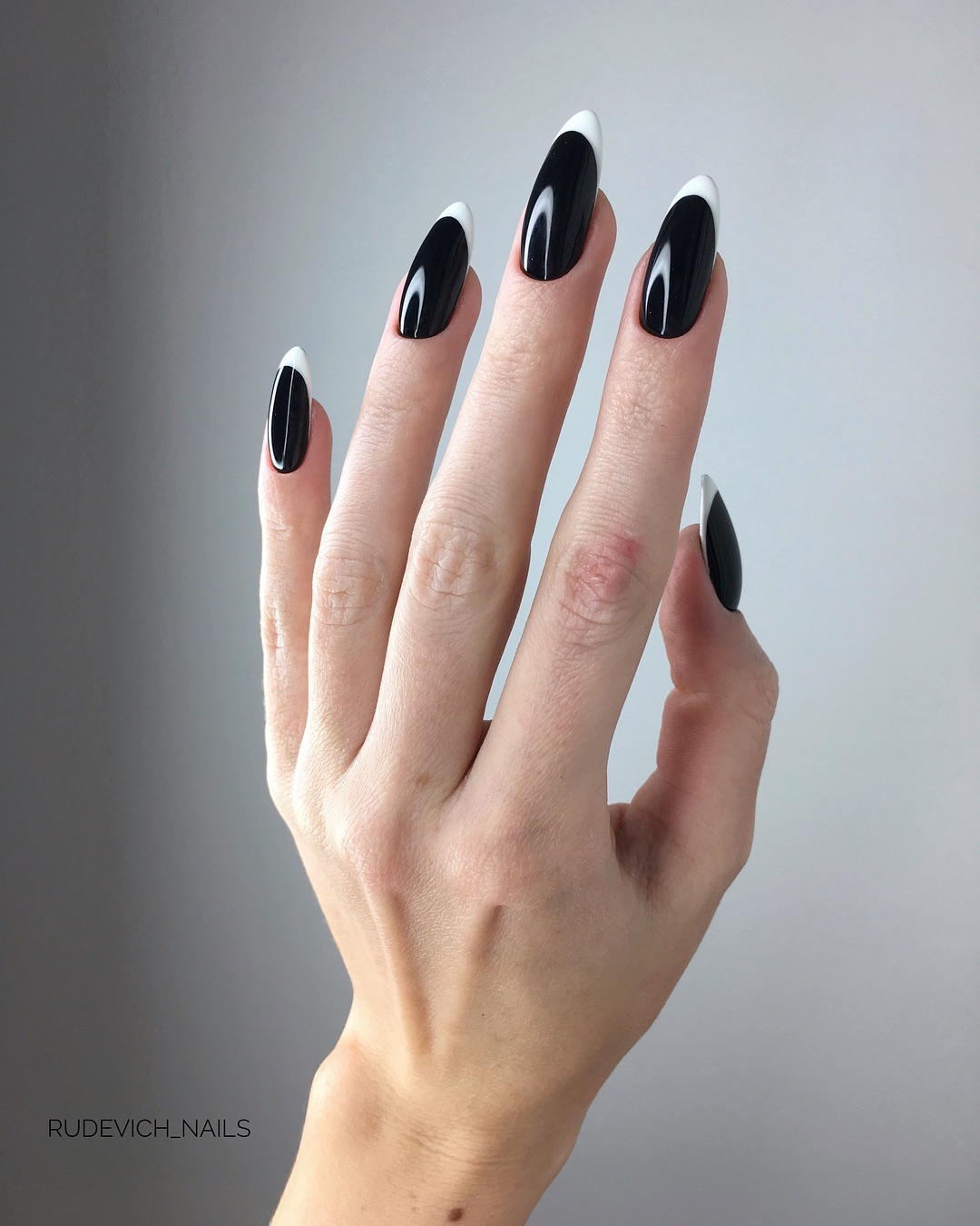 francesinha preta em unhas longas