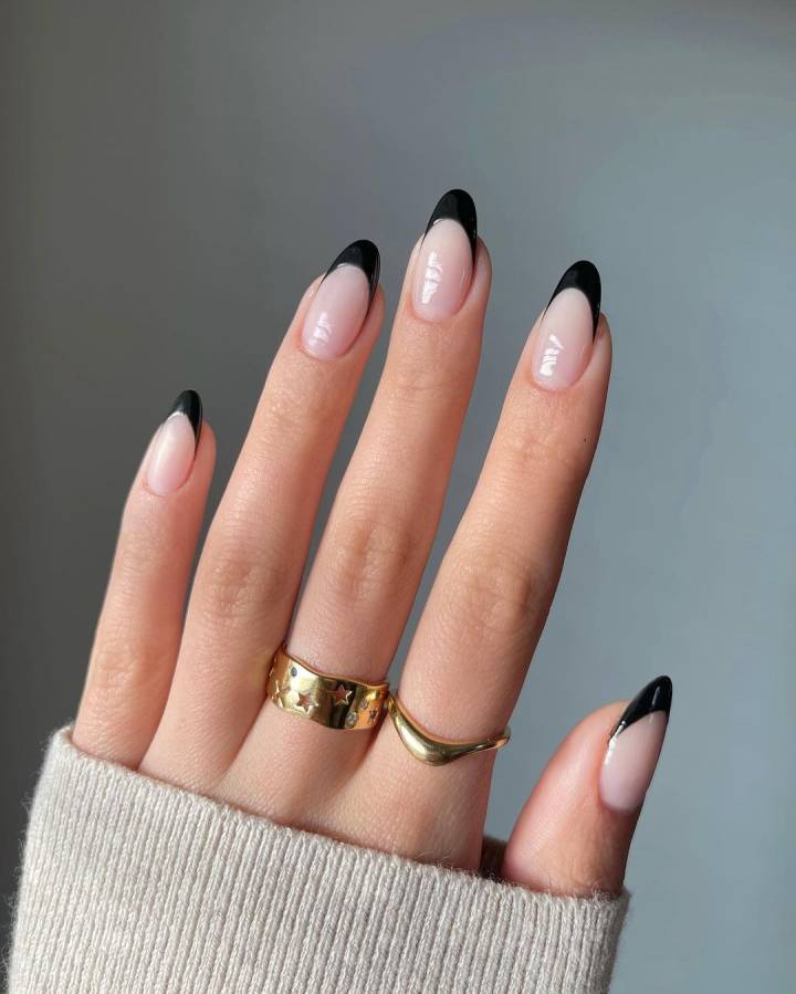 francesinha preta em unhas curtas