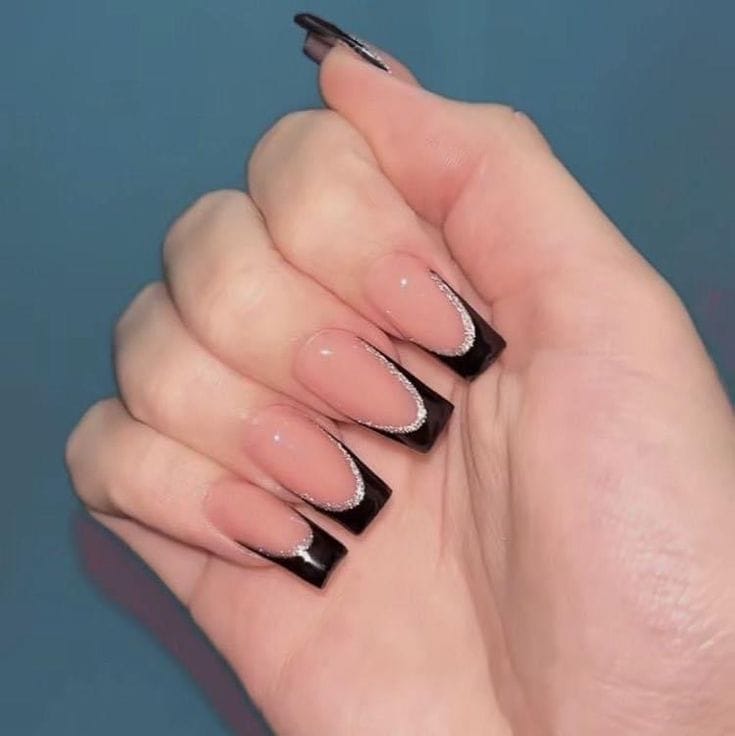 francesinha preta em unhas longas
