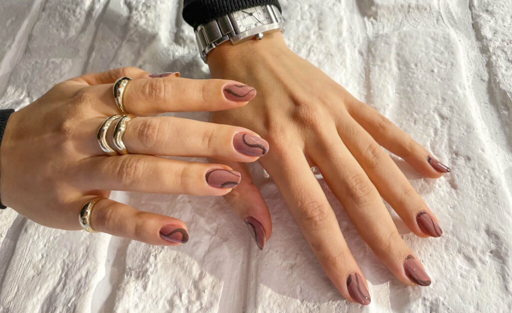 como fazer unhas minimalistas com esmalte nude