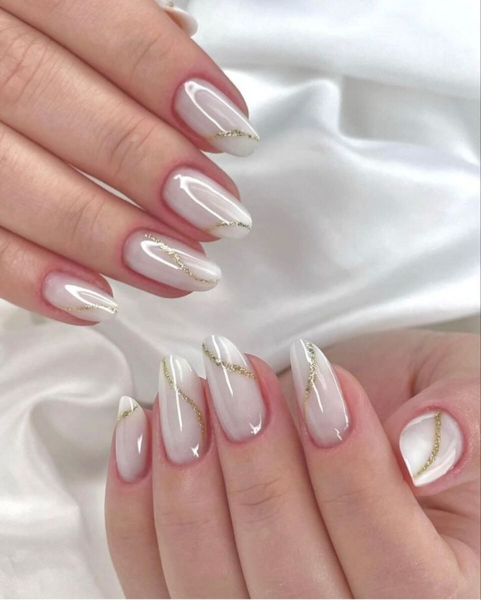 unhas francesinha moderna com dourado para ano novo