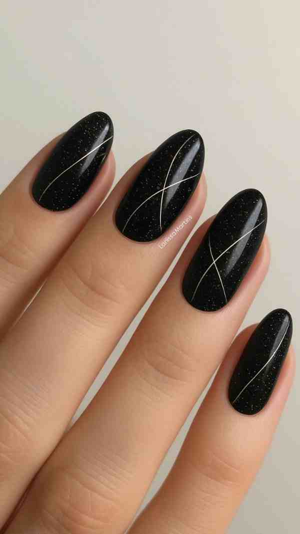 unhas pretas decoradas com esmalte fosco e brilhante