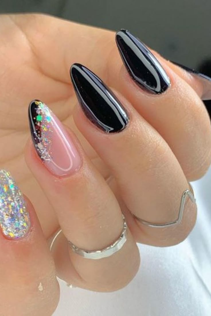 unhas pretas decoradas com glitter