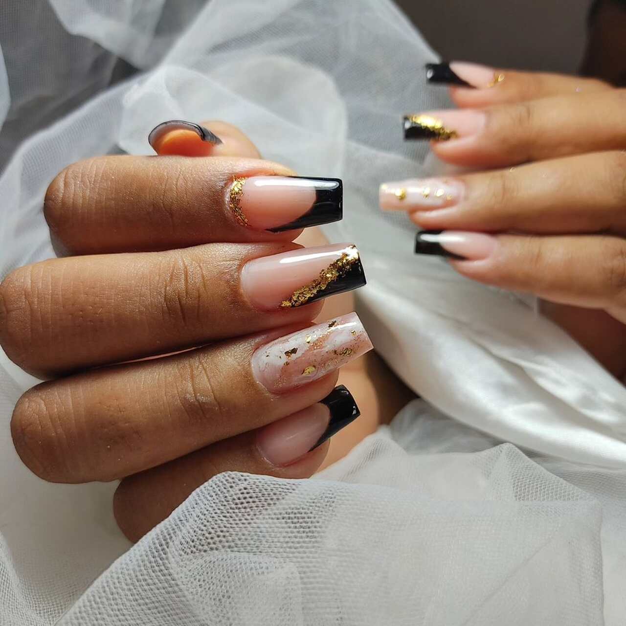 unhas pretas decoradas com glitter