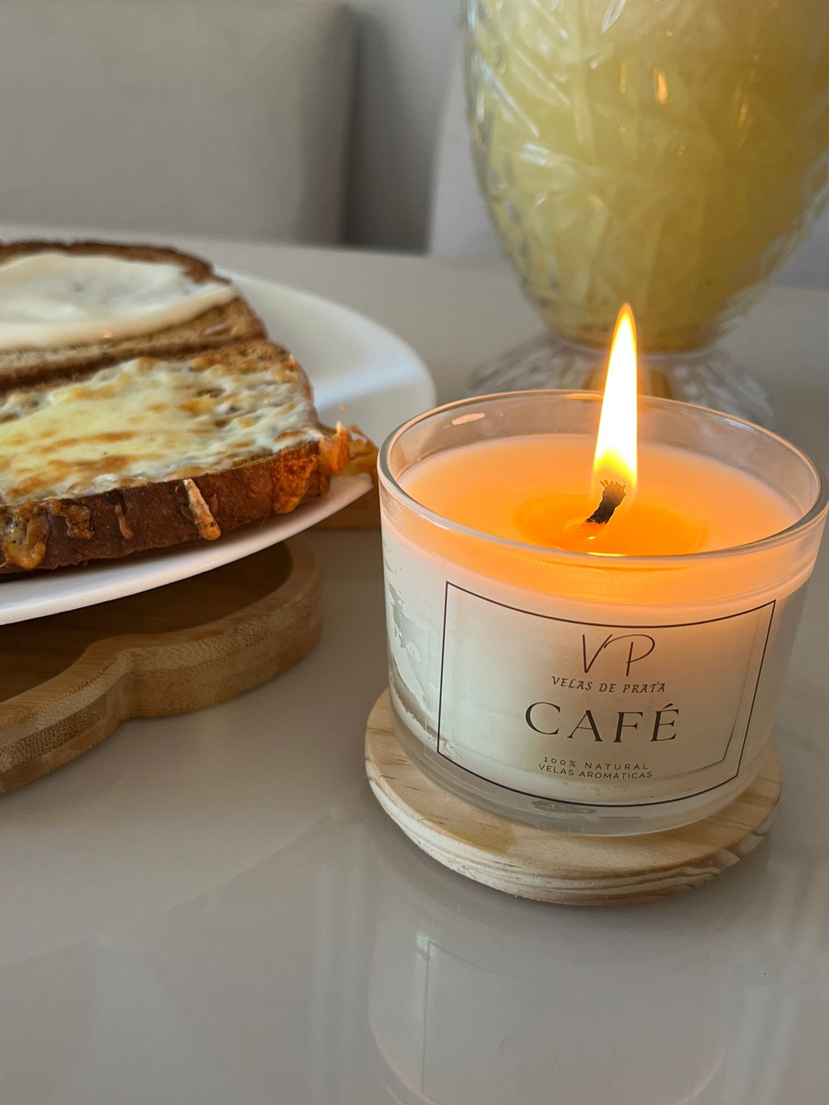 Velas aromáticas com pavio de madeira