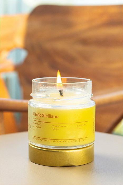 Velas aromáticas com fragrância de lavanda