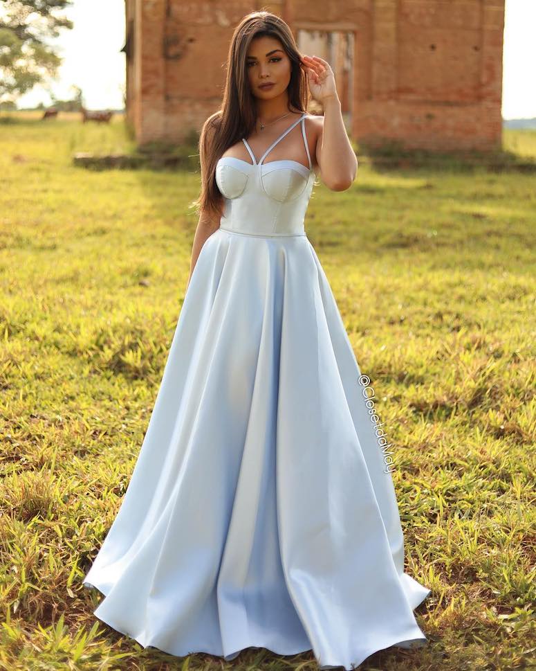 vestido de formatura fluido azul claro