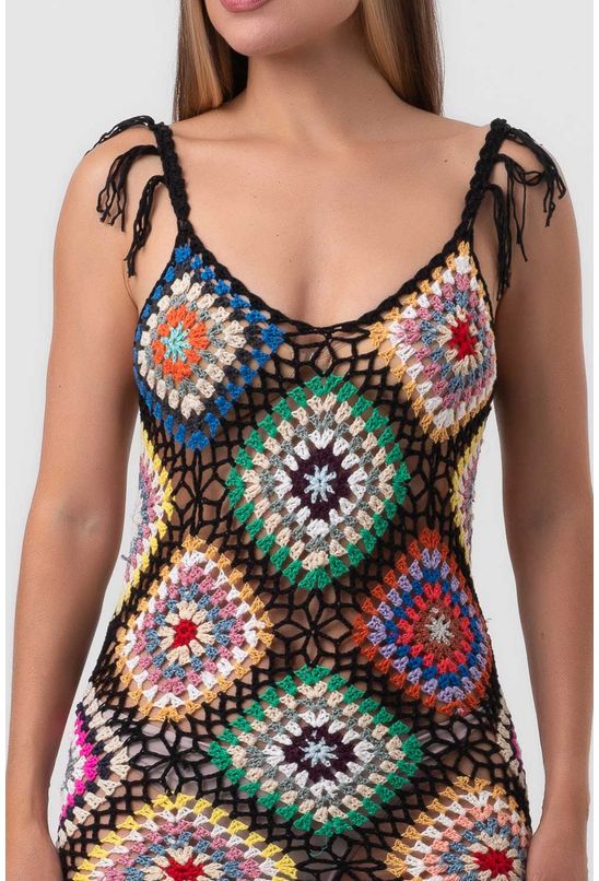 vestido preto de croche com grafico