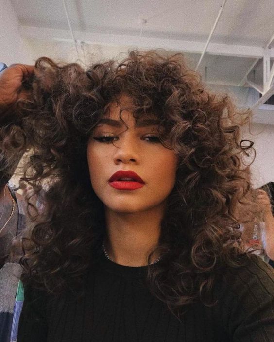 wolf cut cabelo ondulado com franja