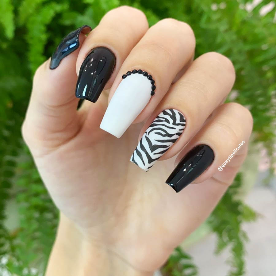 unha decorada com adesivo artesanal e gel