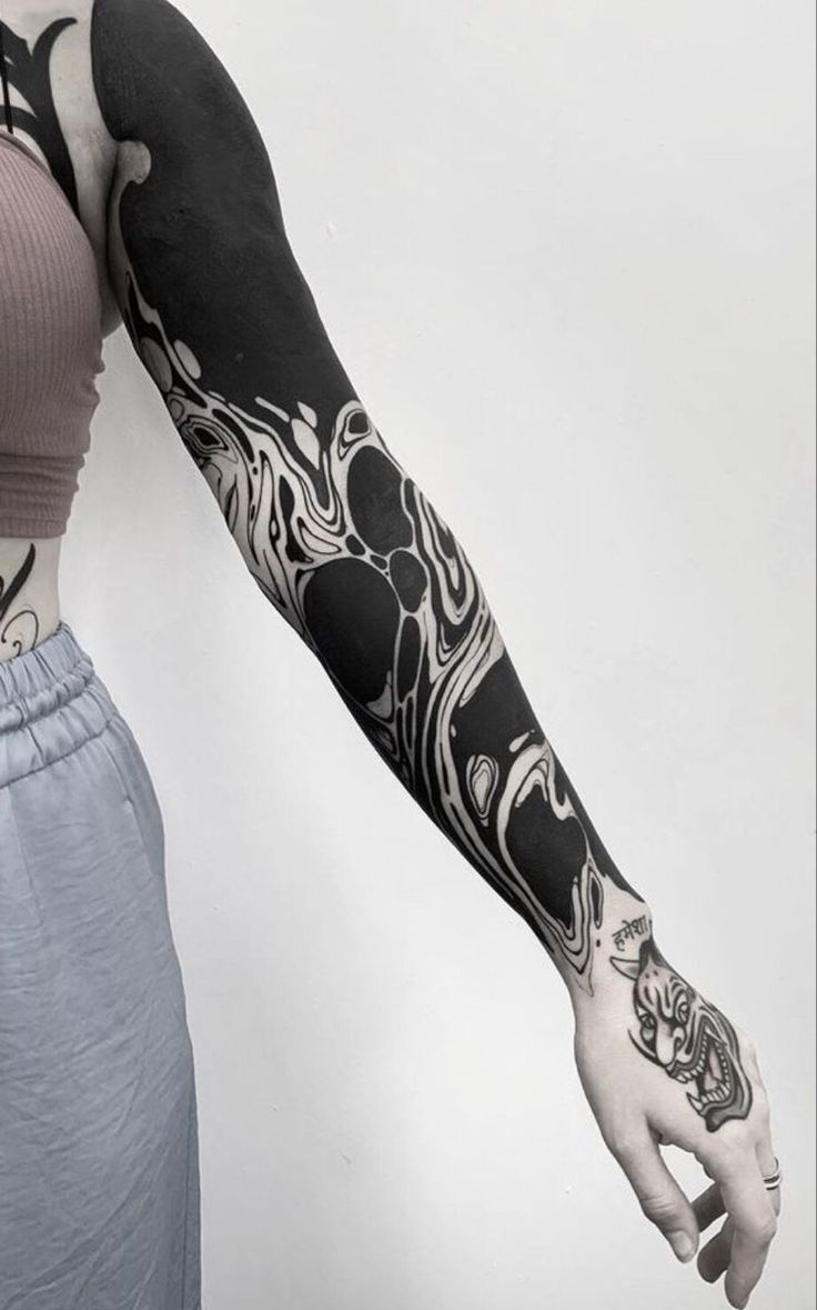 blackwork tattoo feminina