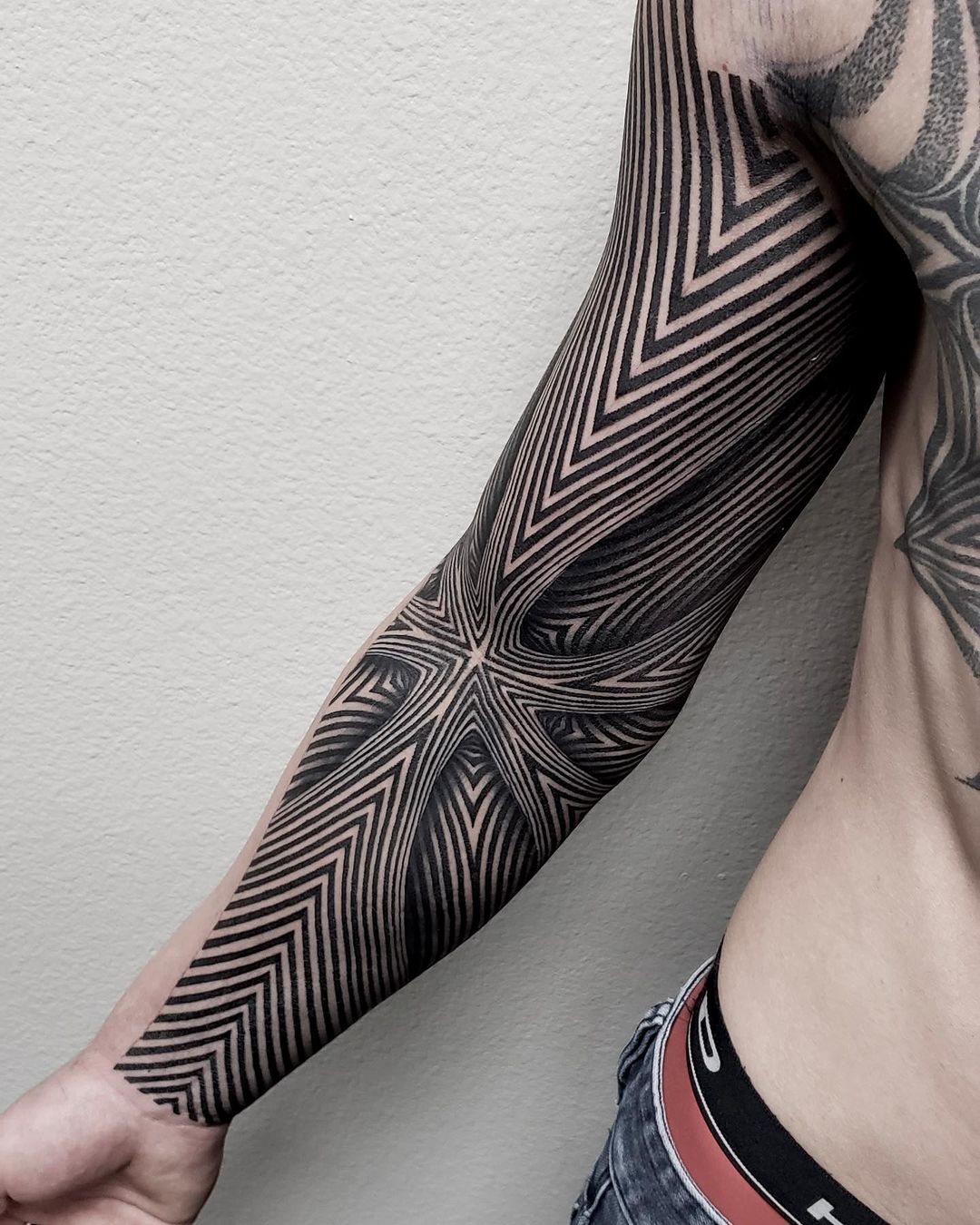 tatuagem preta pontilhada