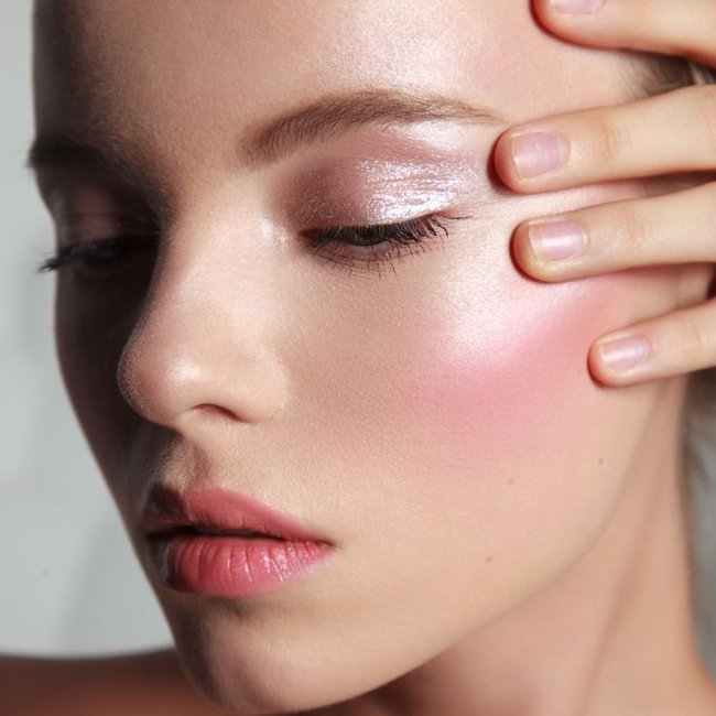 iluminador e blush juntos