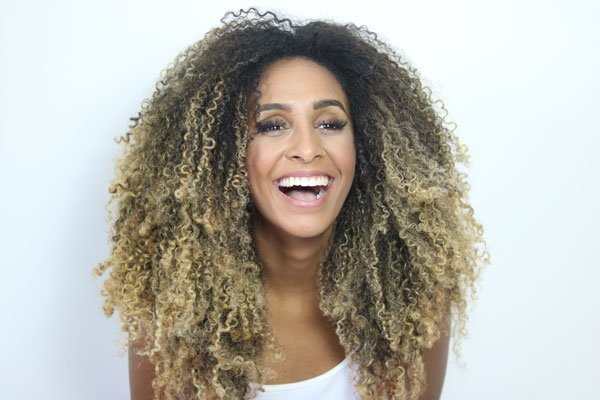 luzes em cabelo afro