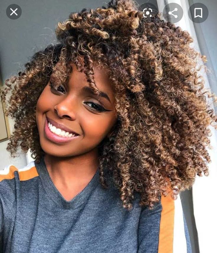 cabelo crespo iluminado