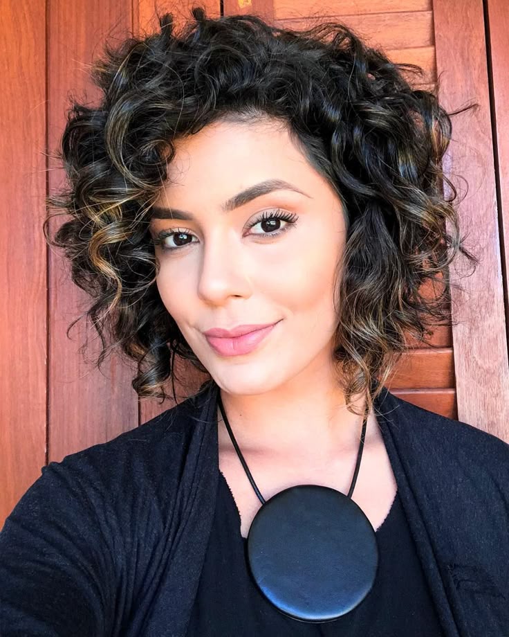 cabelo curto com franja ondulada