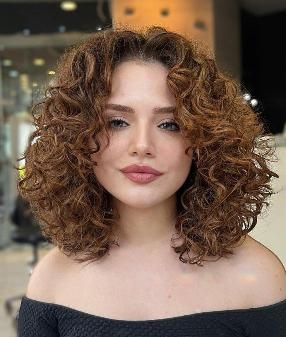 cabelo médio ondulado