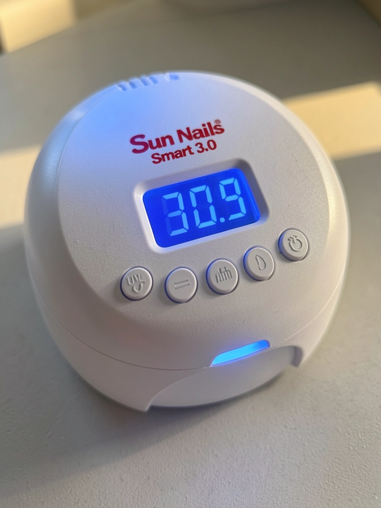 Close-up de secador de unhas UV LED branco com display digital 