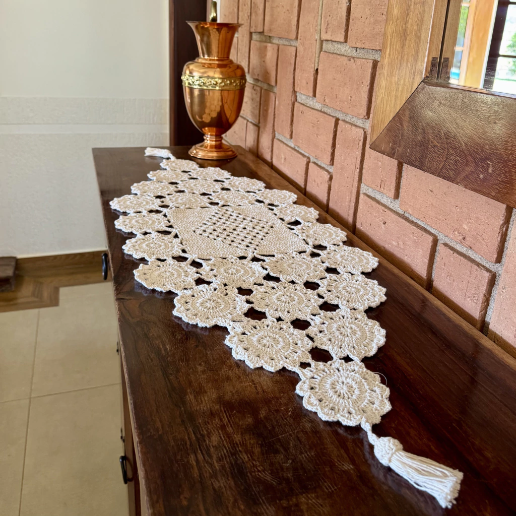 caminho de mesa em crochê neutro