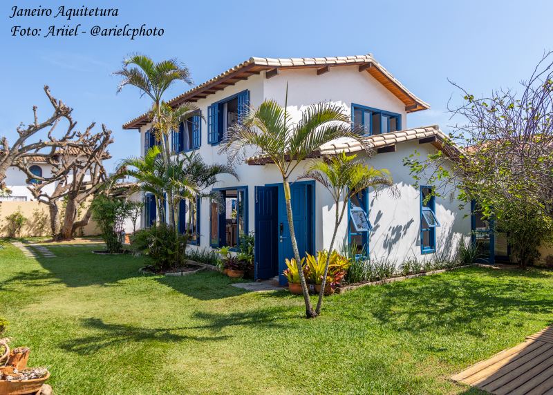 fachadas de casas simples e modernas com varanda