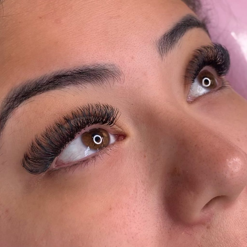 extensão de cílios para olhos caídos