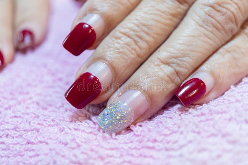 manutenção de unhas coloridas