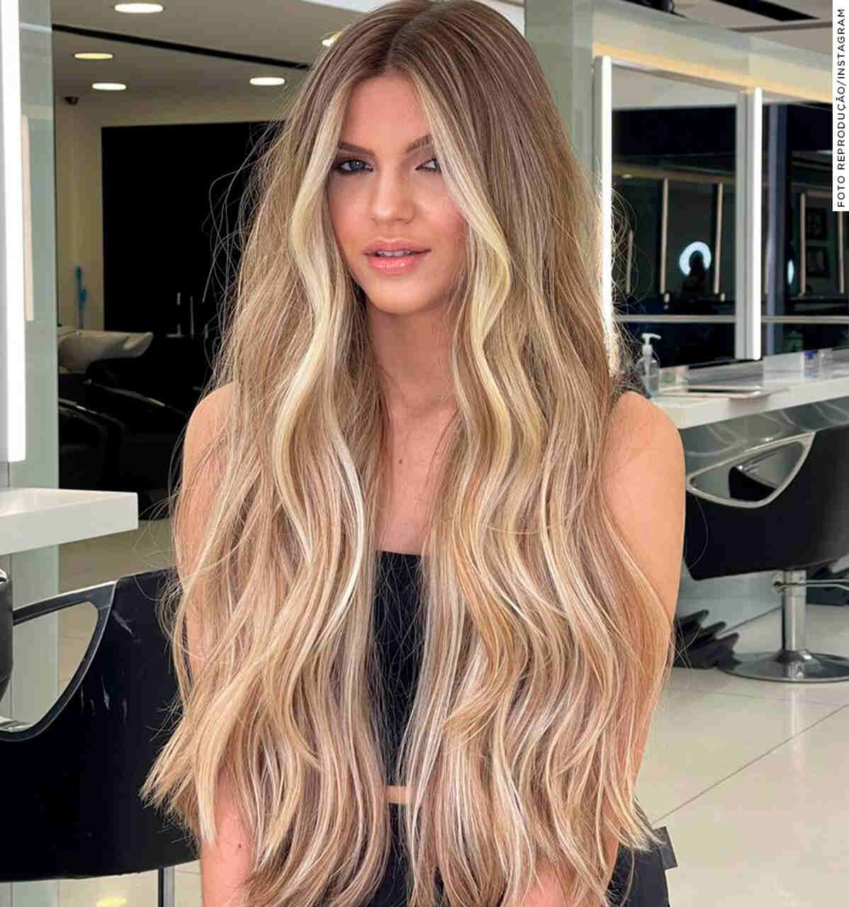 corte cabelo ondulado longo com franja cortininha