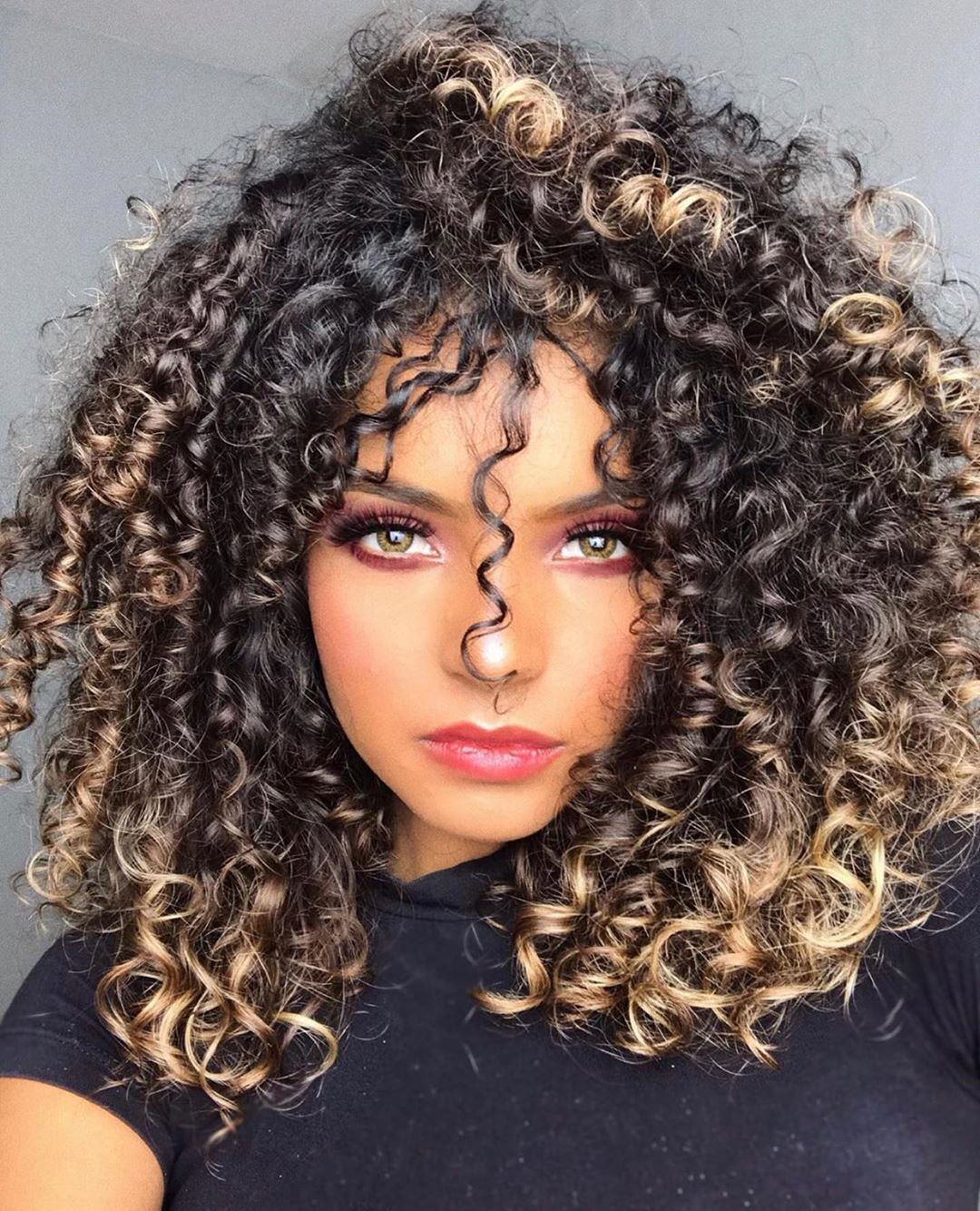 cortes que afinam rosto redondo cabelo cacheado