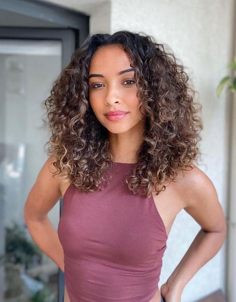 corte para cabelo cacheado com franja