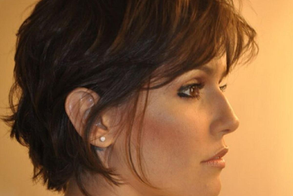 corte desfiado em cabelo médio