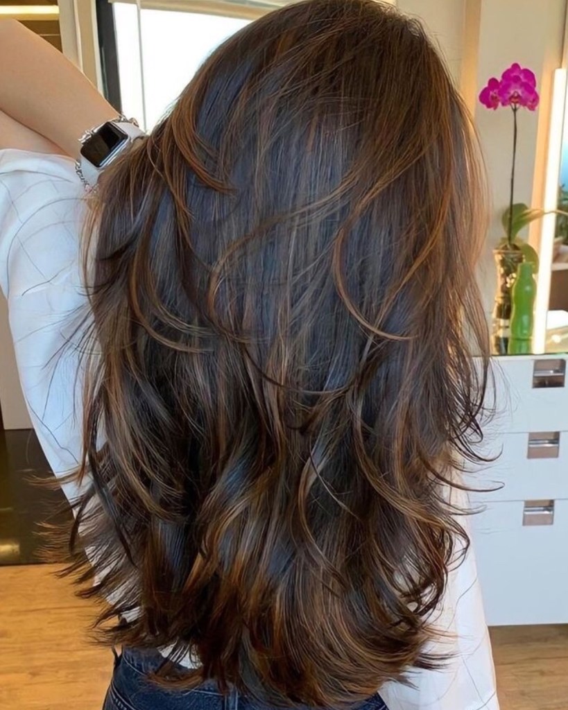 corte desfiado em cabelo médio