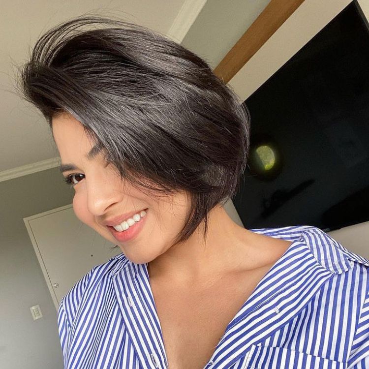 bob curto para rosto redondo e cabelo ondulado