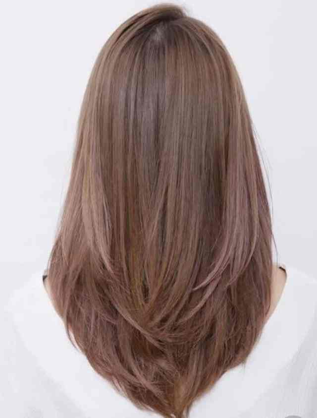 corte de cabelo curto na altura do ombro para rosto redondo