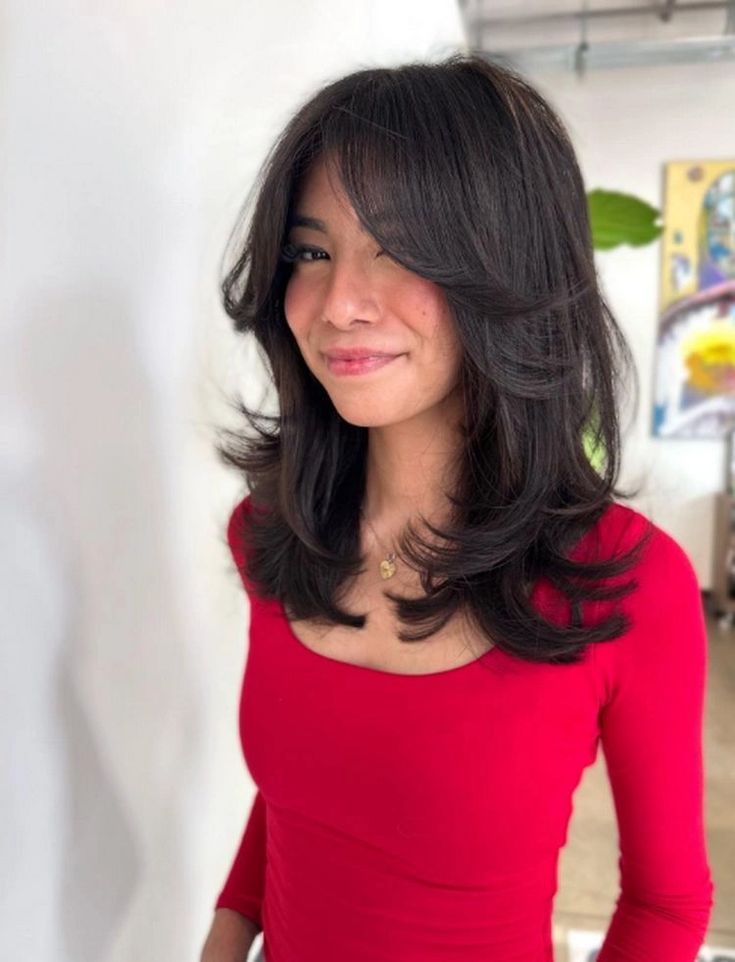 cabelo na altura do ombro com franja