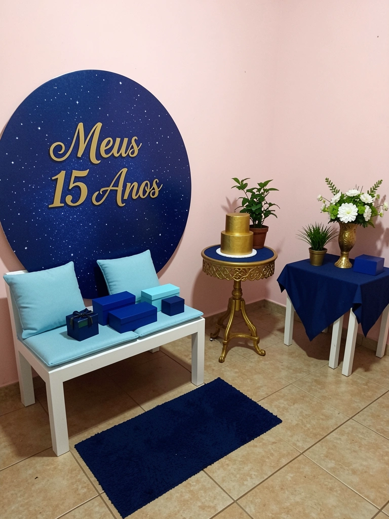 Quadro com quatro ambientes decorados em tons de azul e detalhes dourados.