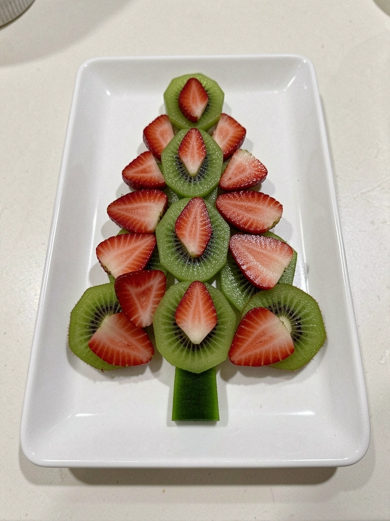 Mesa posta para ceia de Natal com jogo americano e toalha de mesa natalina
