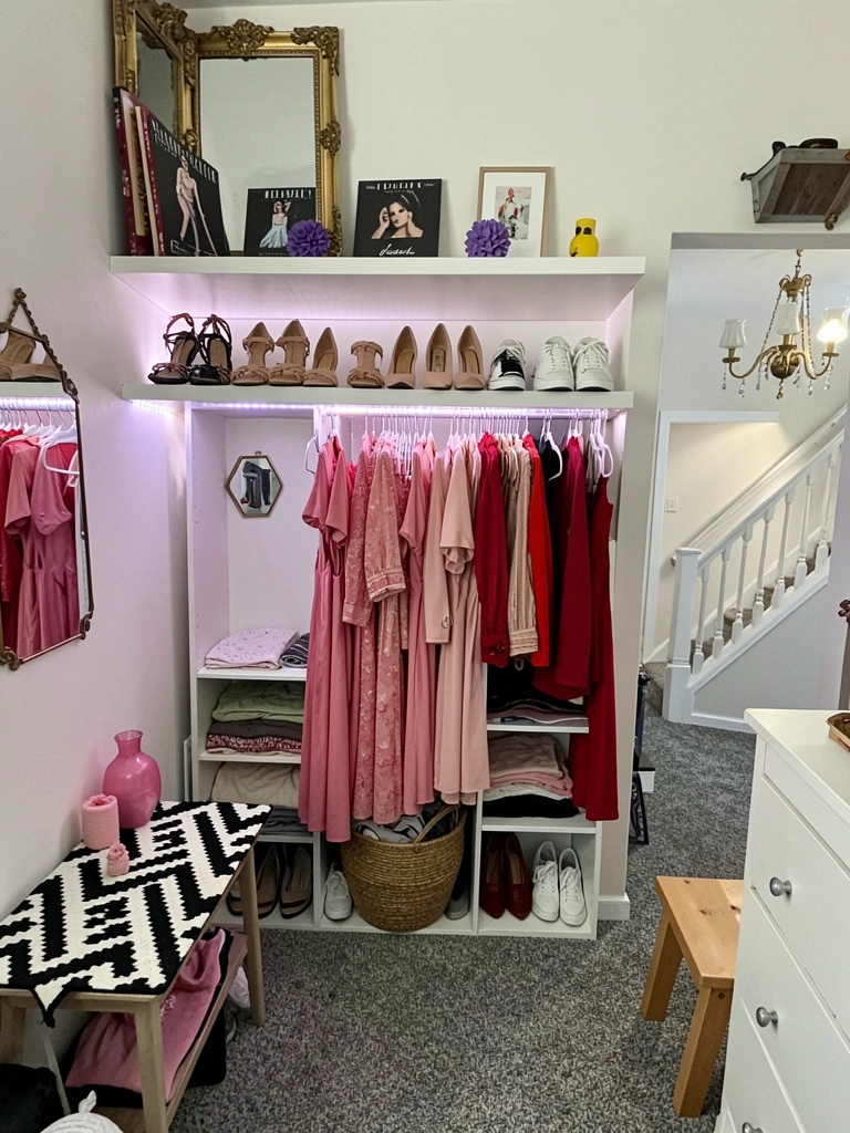 Fita de LED acesa sob prateleira de sapateira, iluminando sapatos organizados