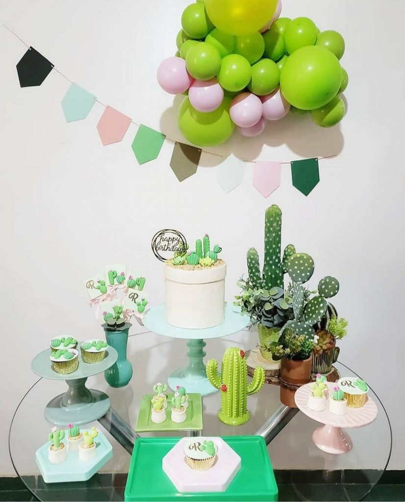 decoração de aniversário simples feminina com flores